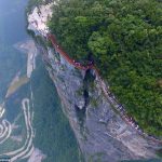 WOW: Wandelen op glas op duizelingwekkende hoogte!