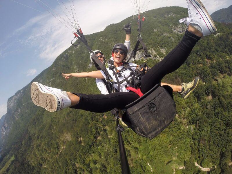 Waanzinnige beelden van Paragliden boven het meer van Bohinj