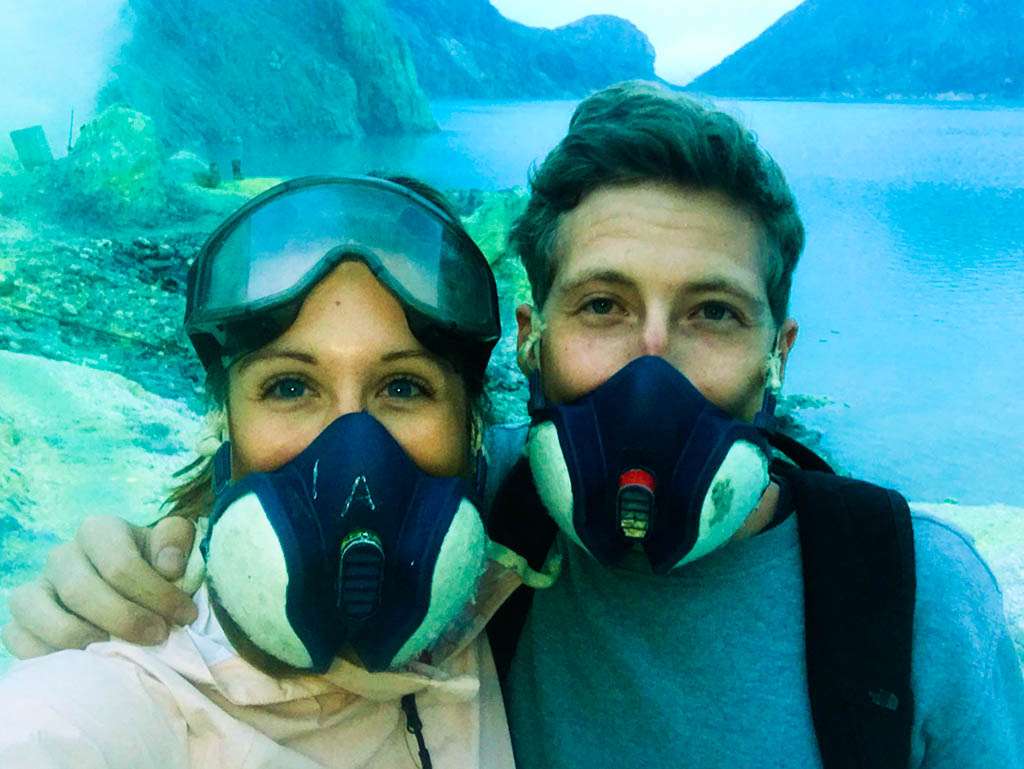 Cléo en Bas met gasmasker