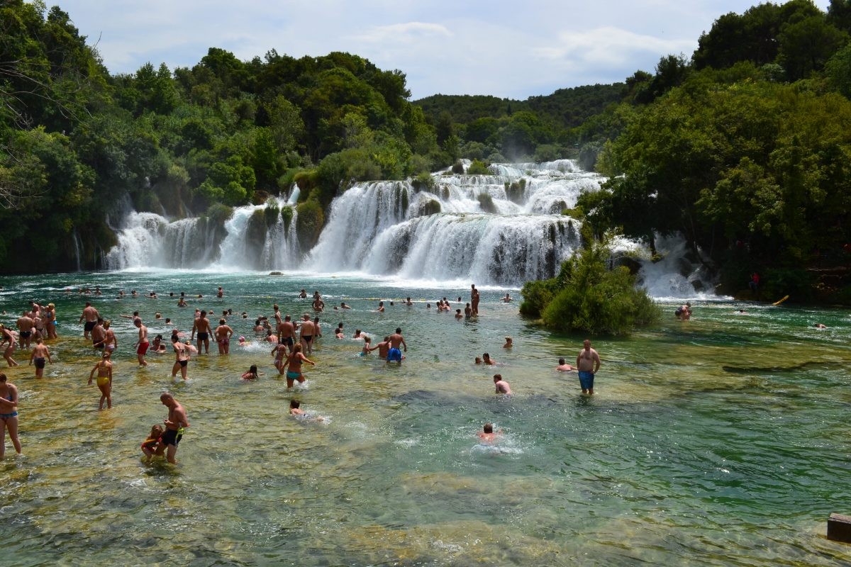Neem een verkoelende duik in de watervallen van Nationaal Park Krka!