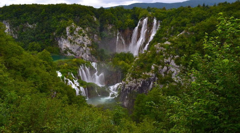 Tijdens je verblijf in Kroatië mag een bezoek aan de Plitvicemeren niet ontbreken!