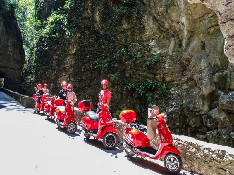 VERKEN OP EEN TYPISCH ITALIAANSE VESPA HET GARDAMEER