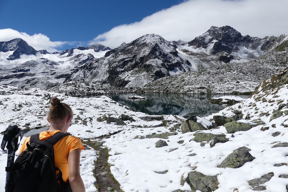 De Oostenrijkse Mutterbergersee in zomerse sneeuw