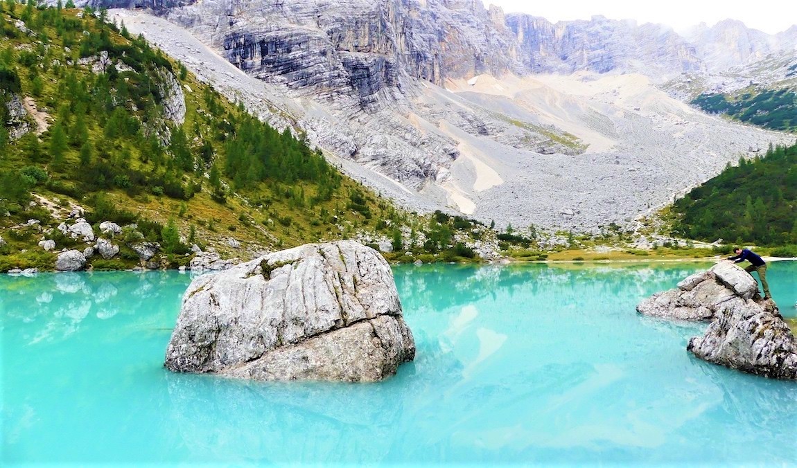 De onwerkelijke kleur van Lago di Sorapis in Italië