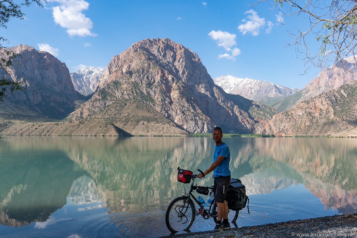 Fietsen tussen schapen en dure auto's in Tadzjikistan