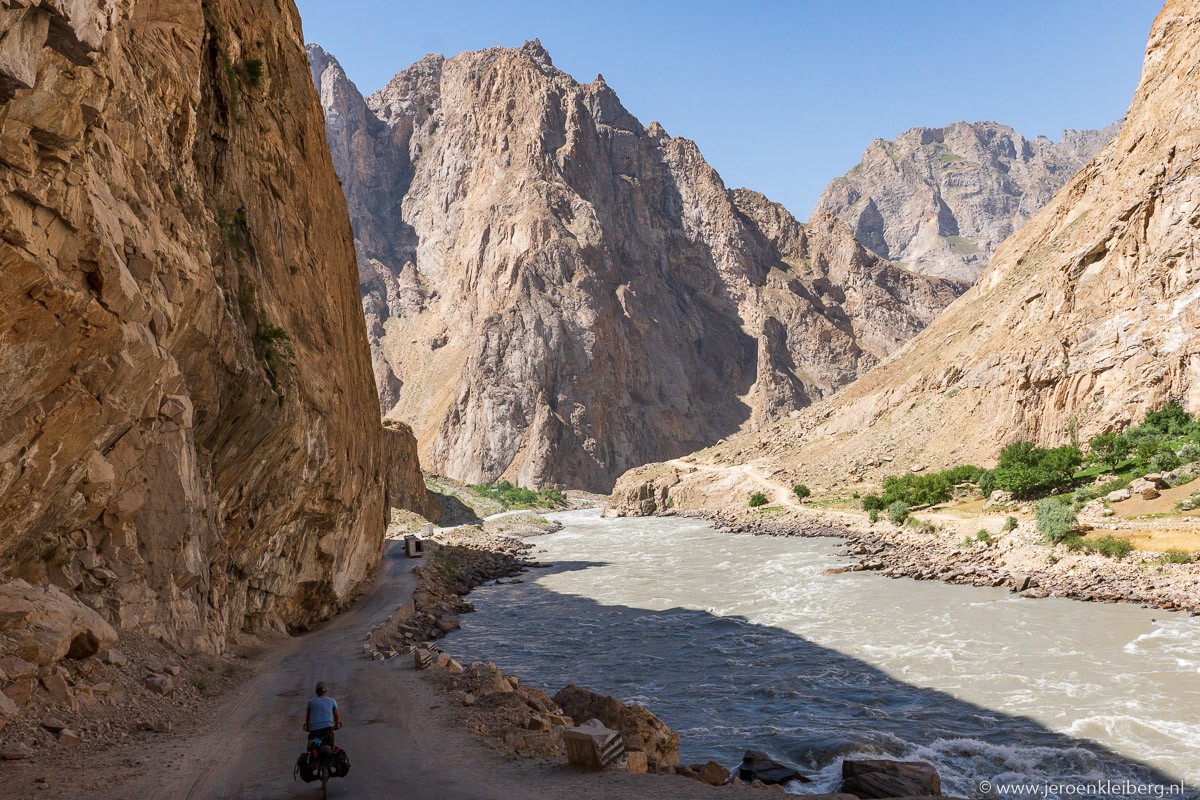 Fietsen langs de grens met Afghanistan