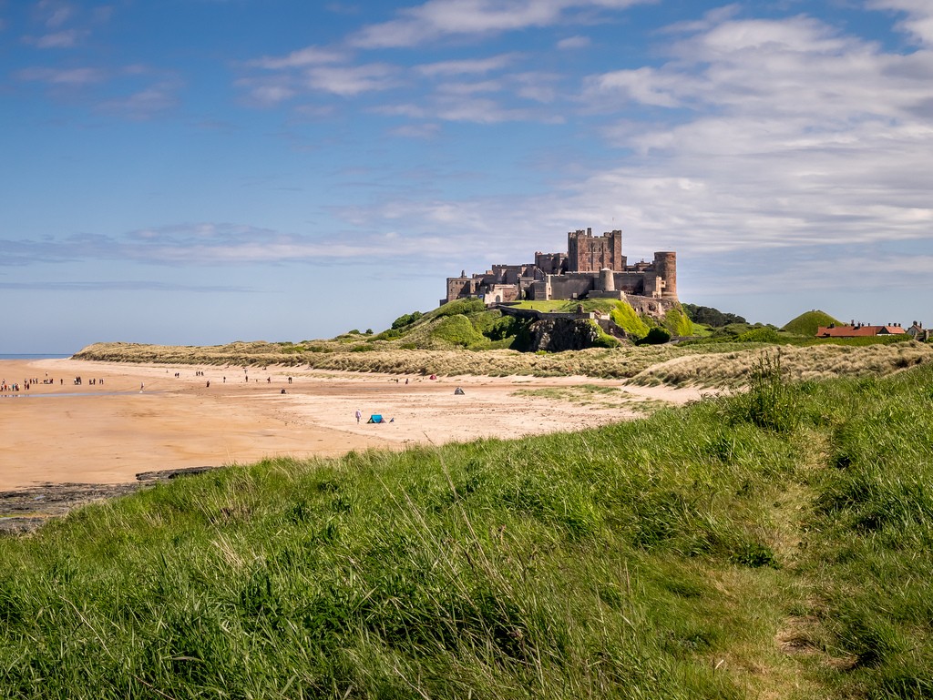 Bamburgh Castle aan de kust
