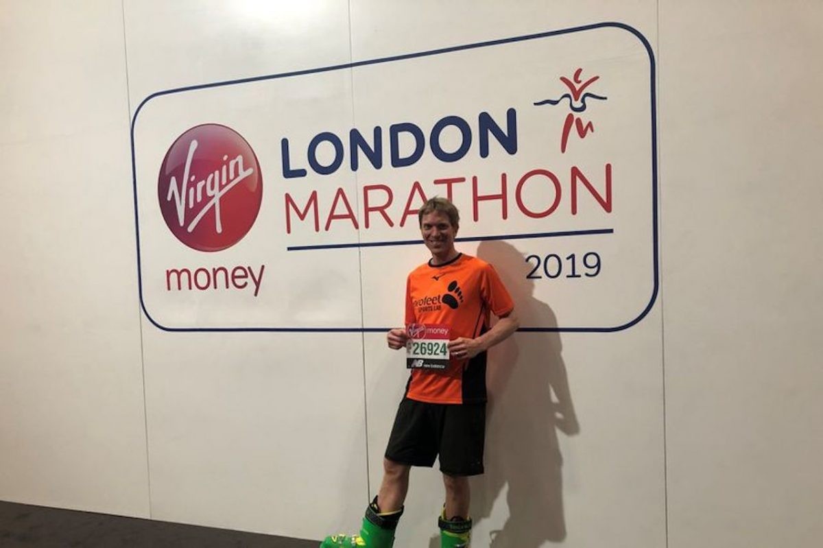 Man verbreekt Guiness World Record voor snelste marathontijd in skischoenen!