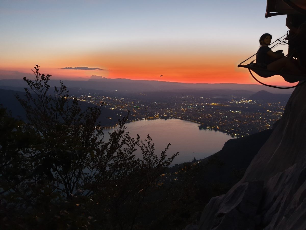 Ik sliep aan een rotswand in Annecy Mountains