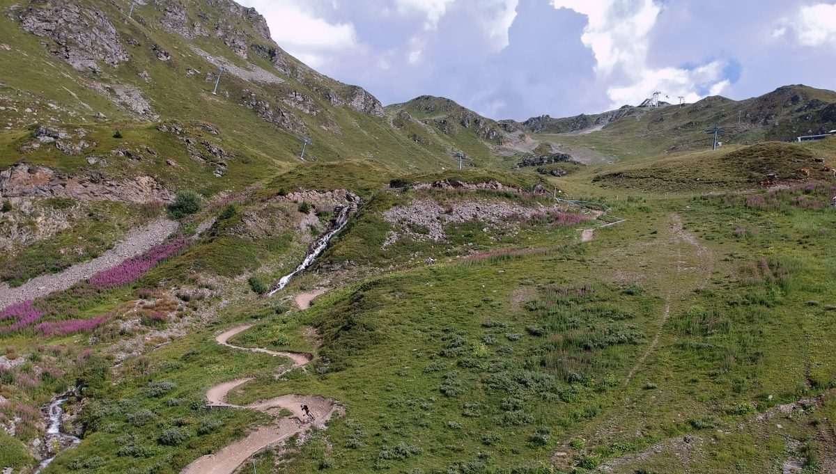 VIDEO: Mountainbiken zoals het bedoeld is in Grächen en Verbier
