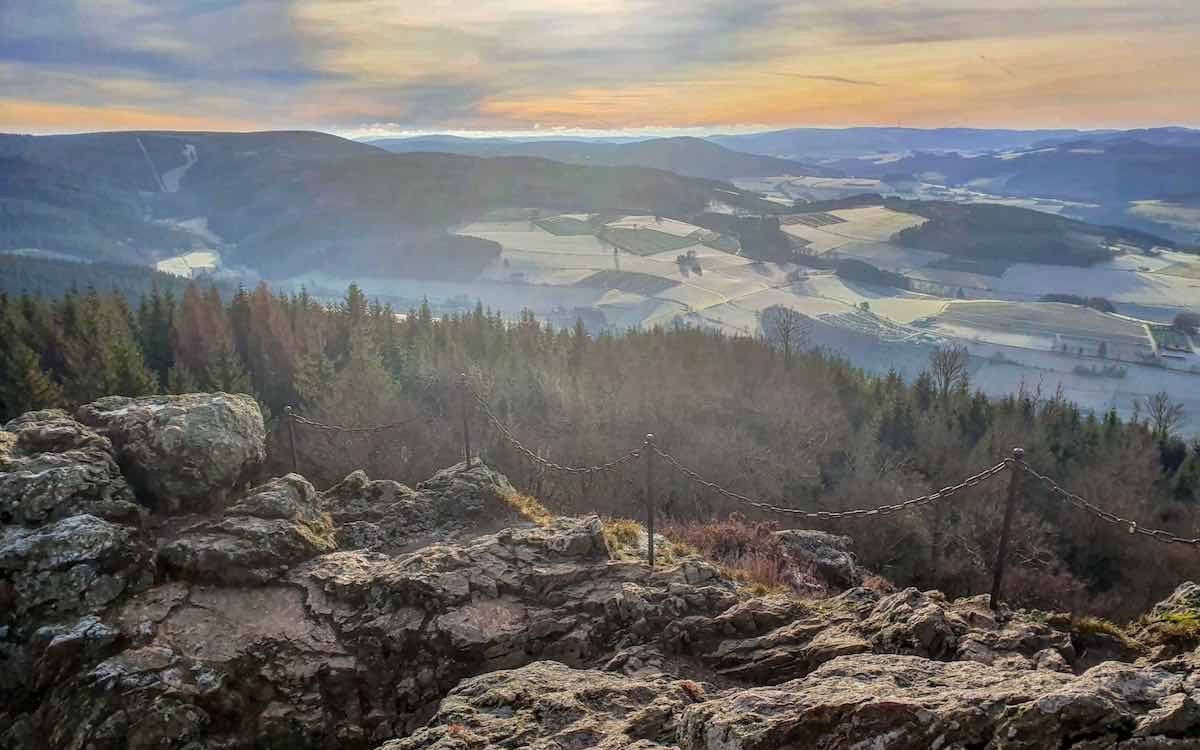 Bruchhauser Steine: rondwandeling in het Sauerland met een letterlijk hoogtepunt