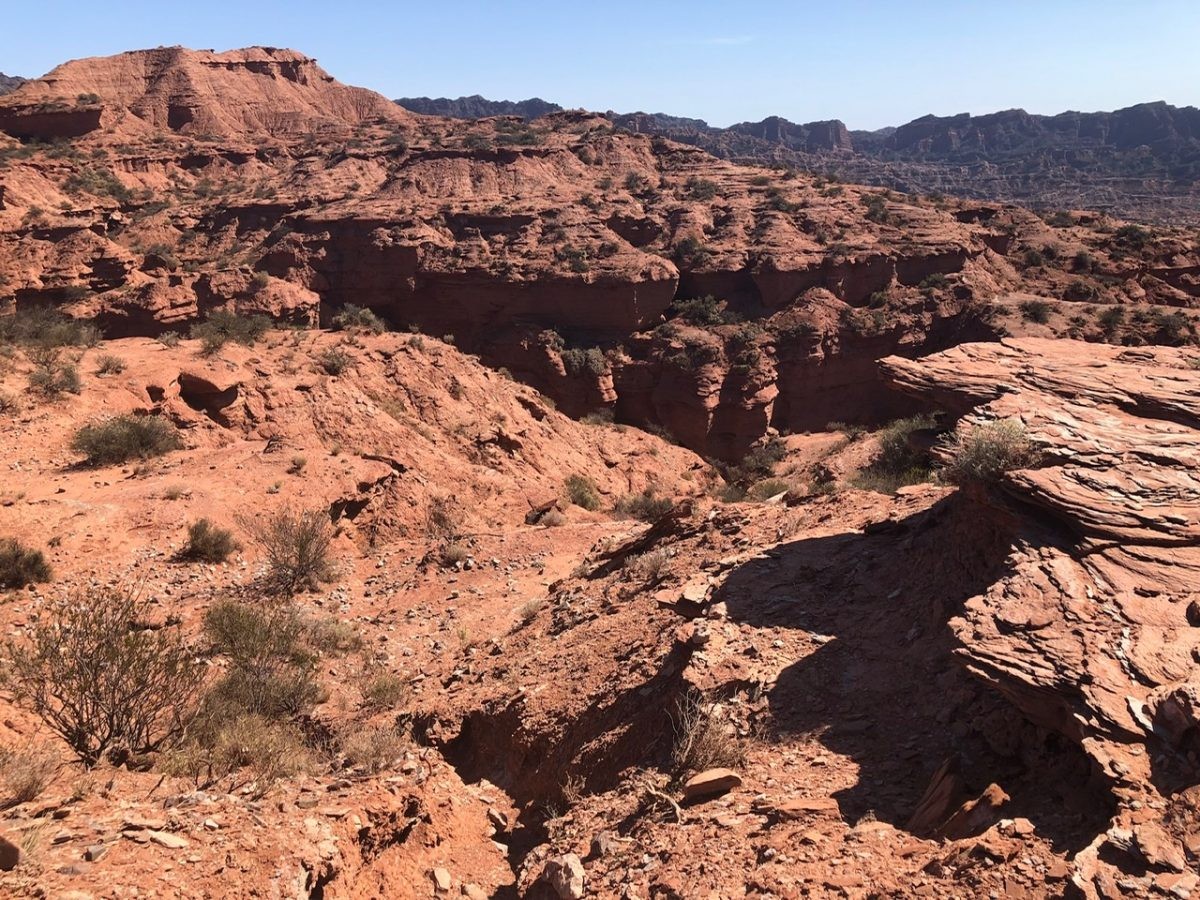 Wandelen in Sierra de las Quijadas Nationaal Park in Argentinië